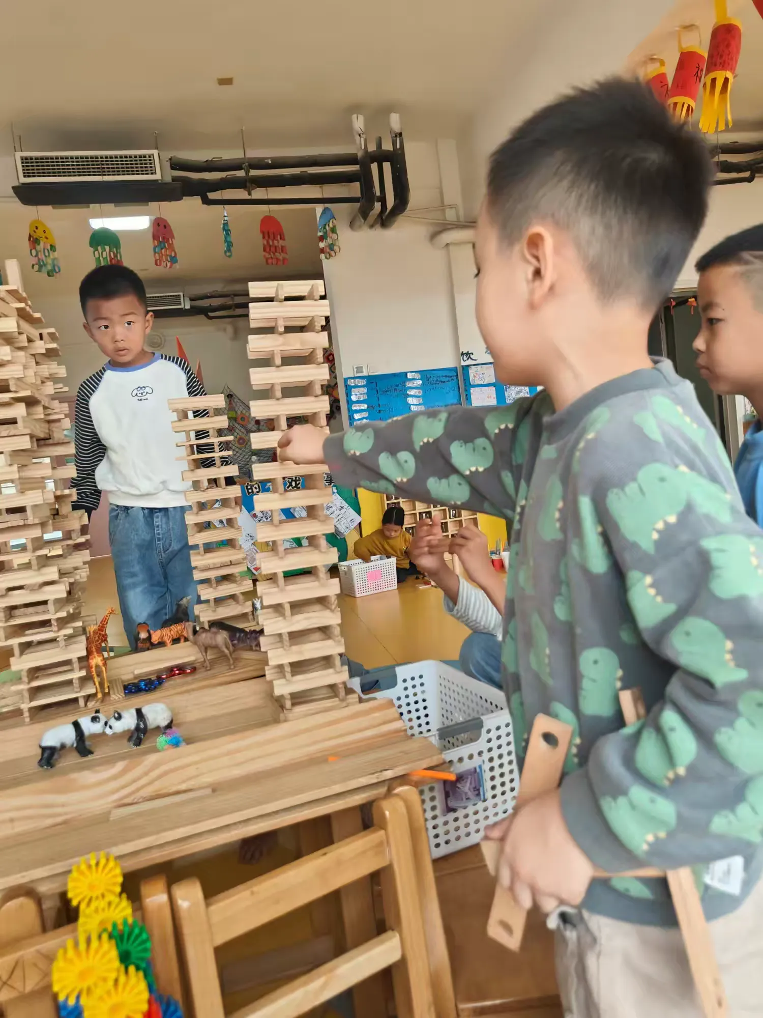 简篇-人和街道中心幼儿园第一分园大三班建构区活动——高“楼”