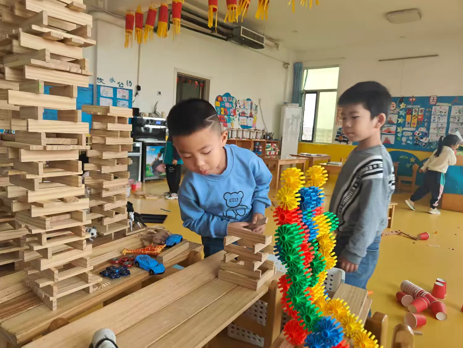 简篇-人和街道中心幼儿园第一分园大三班建构区活动——高“楼”