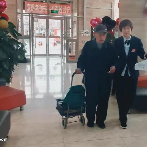 【大连好服务】旅顺长江路工行开展温情重阳活动
