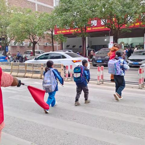 共筑安全校园——两市塘街道城南小学45班家长义工执勤