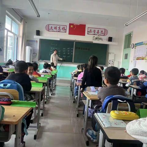 凝“新”聚力，助力成长——牛头崖小学开展新教师听评课活动