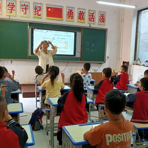 山头中心校笔架庄小学书法课进行时