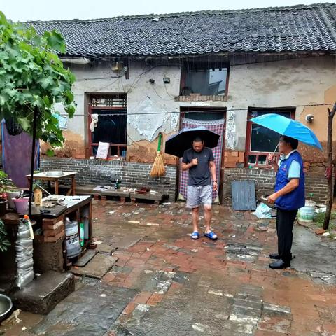 顶风冒雨排查忙