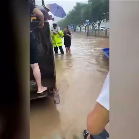 【转发】河北涿州交警雨中护送襁褓中的婴儿