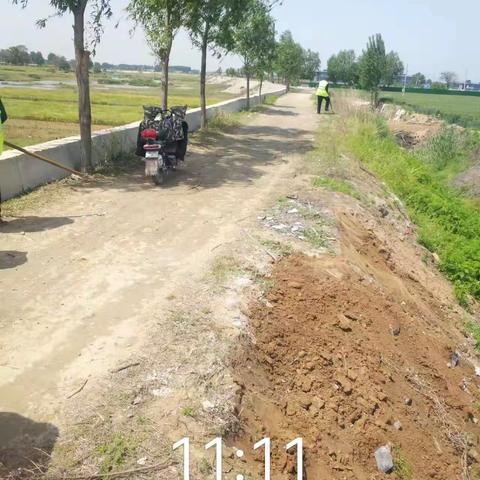 曲陌乡持续开展河道周边环境卫生整治工作