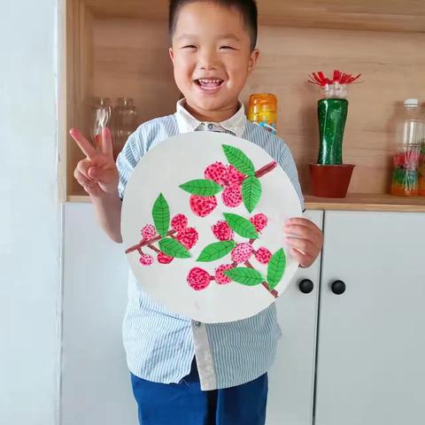 班级：大四班 姓名：李嘉宝 年龄：六岁 名称：《初夏荔枝》