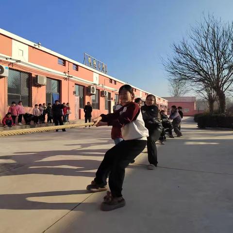 力拔山河，“绳”采飞扬 ﻿——留楚镇西合明德小学“迎元旦”拔河比赛