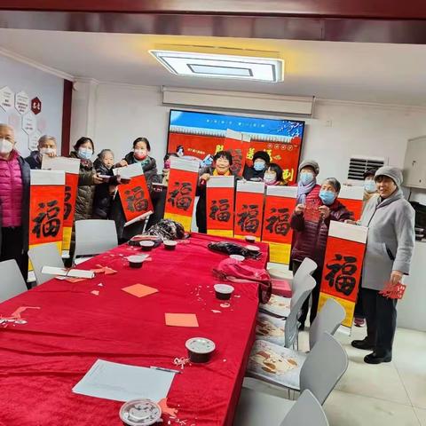 大观园街道纬一路社区日间照料中心开展迎腊八送祝福活动