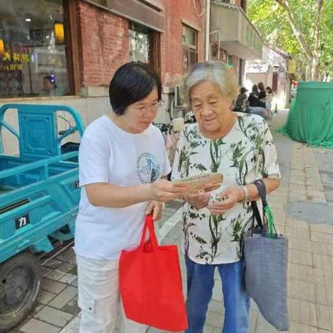 大观园街道社区日间照料中心开展夏日送清凉扇宣传活动