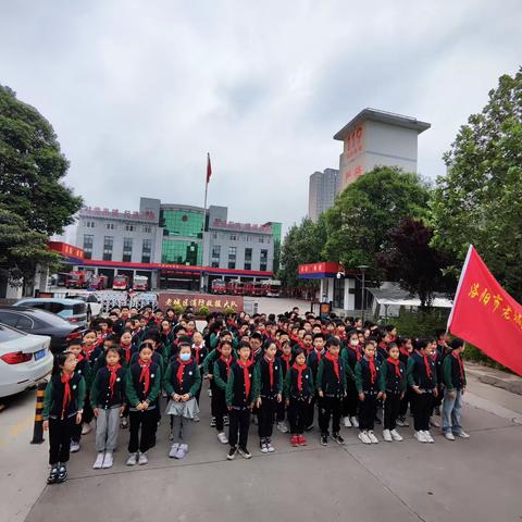 走进“火焰蓝”  安全记心间          ——老城二小参观消防救援大队