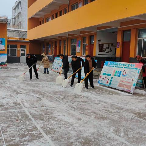 风雪袭校园，扫雪暖人心——任村镇中心小学教师扫雪篇