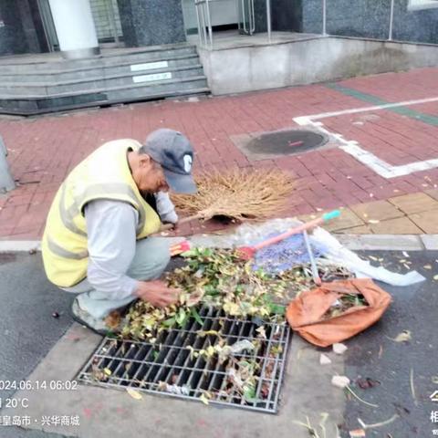 降雨过后保洁忙 多措并举守护关城“容颜”