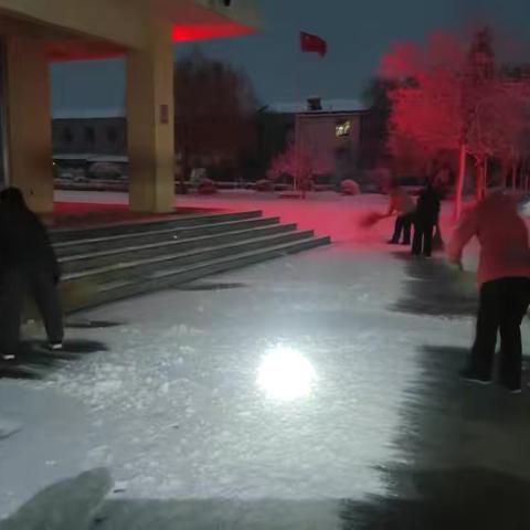 全环境立德树人|雪地中最靓丽的身影，是劳动的背影 —— 郑家寨镇碱店小学开展扫雪除冰劳动教育活动 ‍