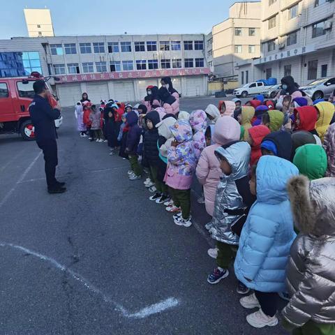 华阳大地幼儿园中班参观消防站，致敬最可爱的人