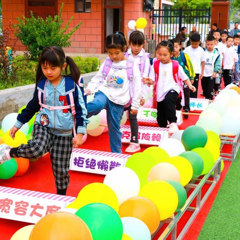 开智启蒙 礼润童心——济水西街学校一年级入学典礼暨队列队形展示