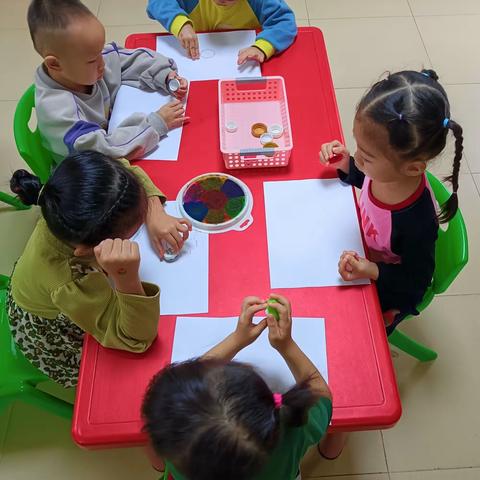 中班绘画《小瓶盖画花朵》