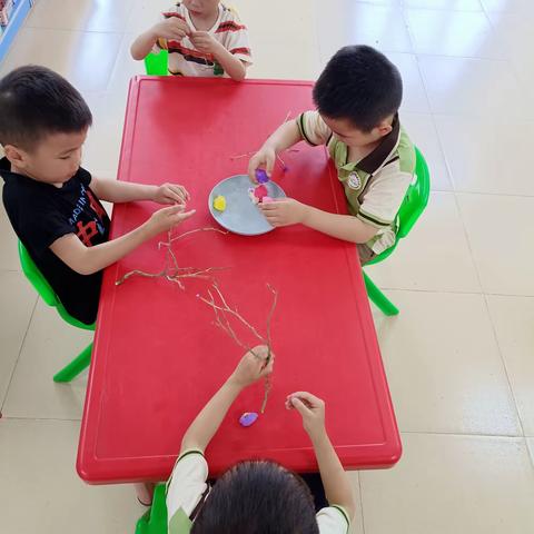 中班手工活动《树枝的新衣》