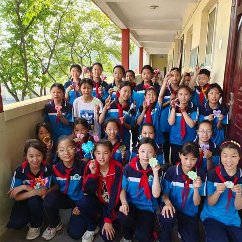 指尖绽放创意，童心折出精彩 ——手工折纸社团