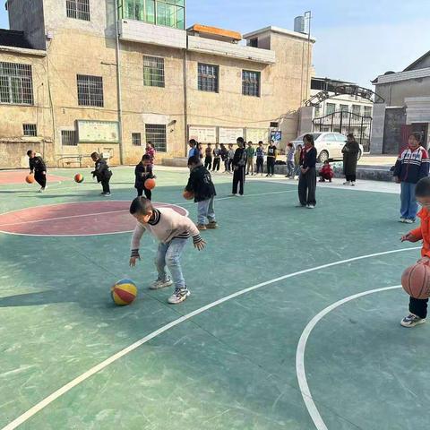 光辉小学“挥洒青春的热血，碰撞篮球的激情”篮球比赛