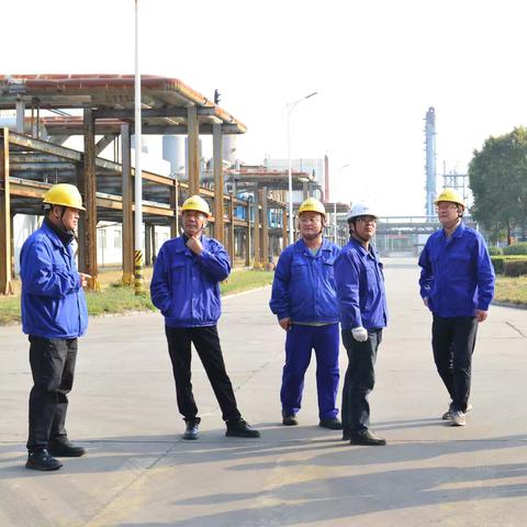 公司领导深入检修一线 送关怀强党建 严监督保安全