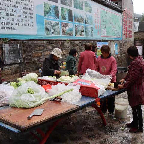 传递大爱温暖，共筑山村和谐 纣王殿村与老人同吃大锅饭