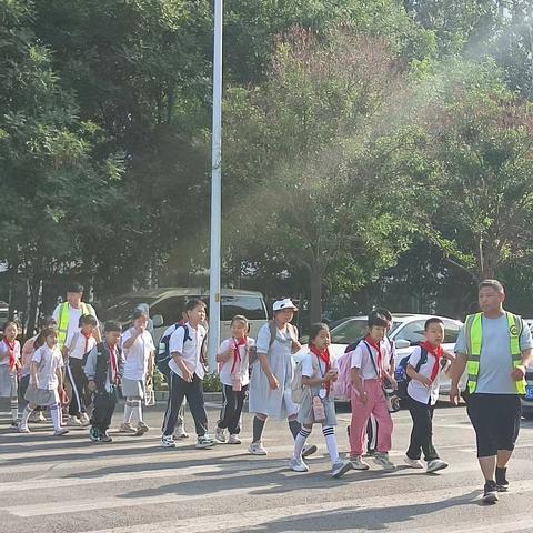 爱心护学岗，暖心护成长——邢台市秉忠小学四（2）班“护学岗”活动