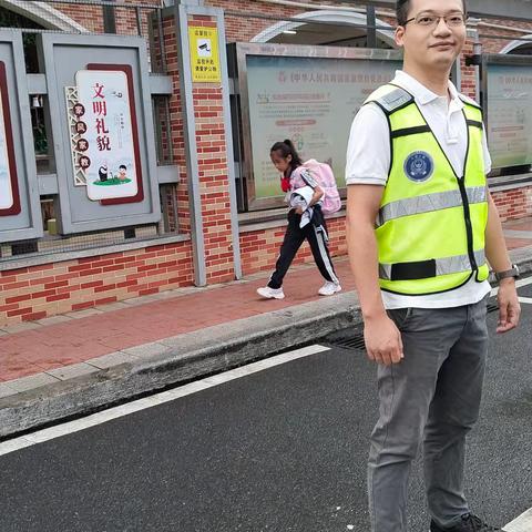 暖心“护学岗”浓浓“秋日情”