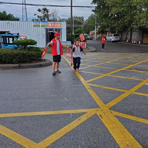 雨中坚守护学岗，筑牢平安上学路——五（7）班护学岗