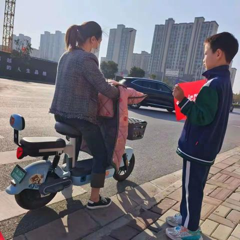 “小手拉大手    文明齐步走”——荆门市东宝区长宁实验学校二（1）中队红领巾亲子志愿活动