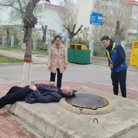 社区温情：网格员与热心人守护老人的暖心故事