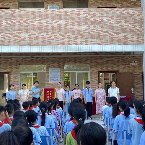 雨露润黄蕨     桃李满天下－－黄蕨小学家委会敬赠锦旗实录