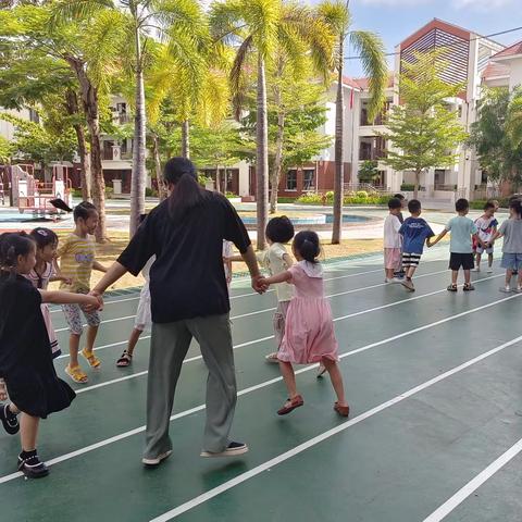 幼儿园小班劳动教育融入一日生活中的探索与实践4