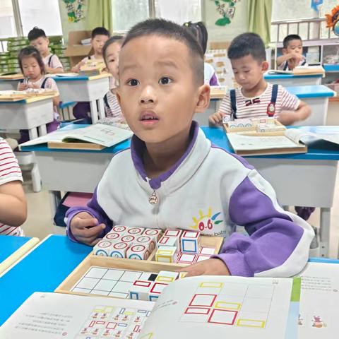 专注力课堂上的小探索者——孩子们与专注力盒子的互动
