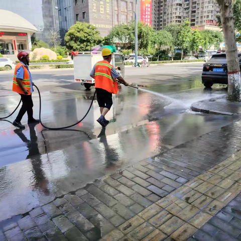 烈日坚守战高温 匠心保洁护市容