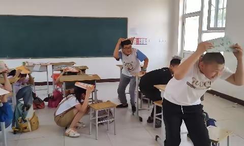 连镇乡建辉小学防震应急演练