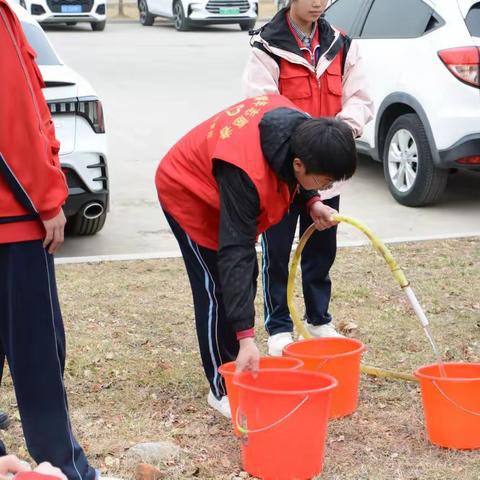 临沂市工程学校"植树绿树 绿动家园"植树节护树养树志愿服务