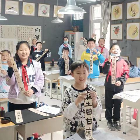 当文艺撞入童心---记麻屯镇中心小学书法教育周教研活动