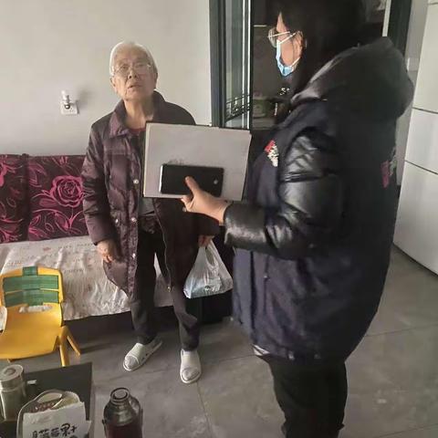 独居老人求助使用血糖仪，网格员服务暖人心