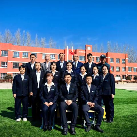 以爱为舟渡学海 以德为梯攀书山 和平镇中心学校教师——安立岩