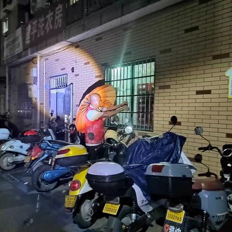 化山社区加强夜巡，严查电瓶车充电“空中飞线”