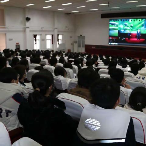 擂鼓台中学组织全体师生观看“铸忠魂 展风采 立新功”千人歌咏大会