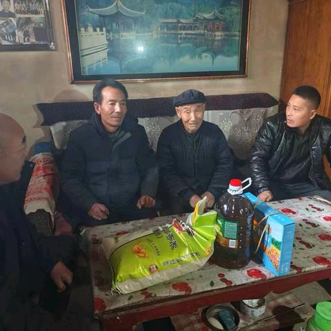 情暖新春 关爱到家 ——文二村新“两委”节前慰问暖民心