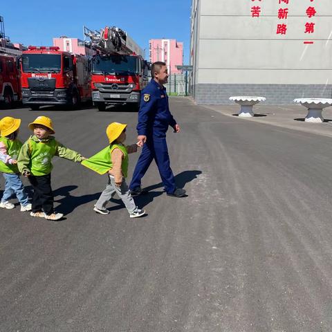 花儿朵朵幼儿园“🚒致敬火焰蓝🚒走进消防队”致敬伟大的逆行者👩🏼‍🚒