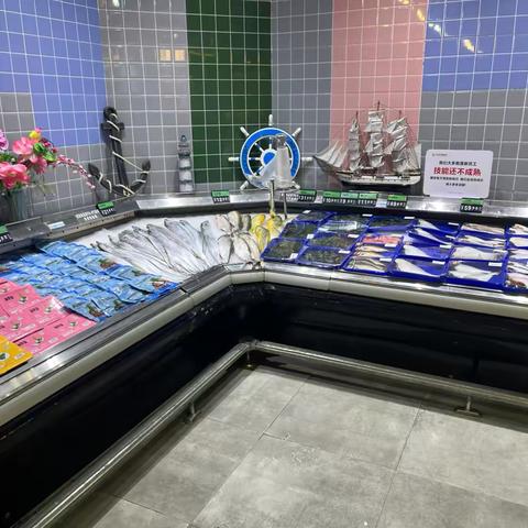 光谷店鱼肉区，冰柜单品摆放整齐玻璃明亮，换季商品陈列突出陈列端头主通道，冰台陈列丰满