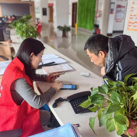 “爱心卡  连心桥”——英雄南路街道演武社区为残疾人办理爱心卡，用行动诠释爱，让世界更美好
