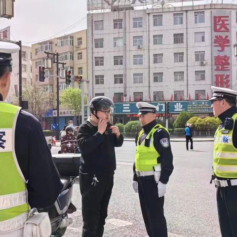 辖区交警进社区 交通安全进民心