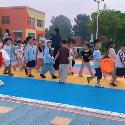 小手触摸大地，童心探索自然——阴平镇中心幼儿园枣娃农场玉米丰收实践活动