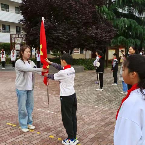 【温馨五月天 感恩母亲节】 ——新郑市仓城小学“孝亲感恩月”主题升旗仪式