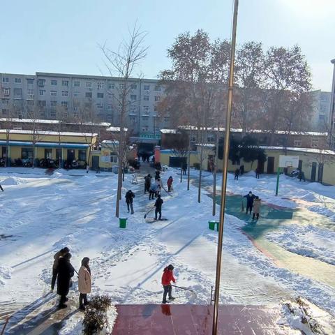 三方联动清积雪 凝心聚力爱满园——安阳市纱厂路小学扫雪护园行动纪实