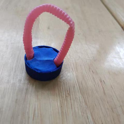 《瓶盖里的彩泥》高唐县第一实验幼儿园小二班美工区